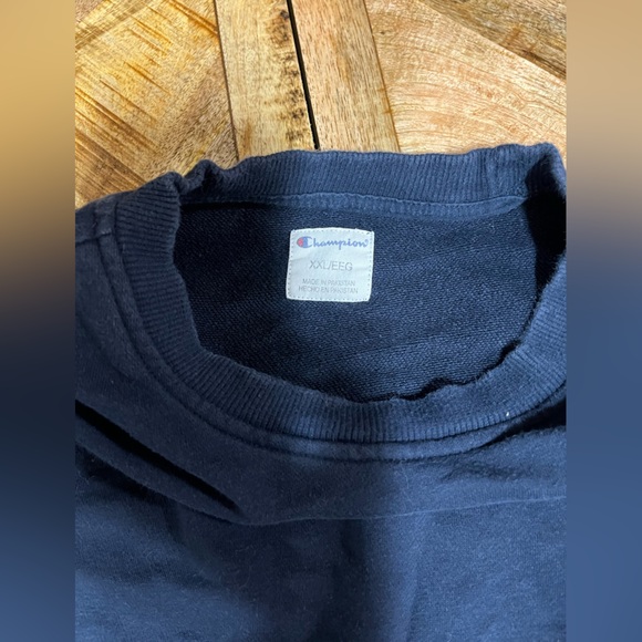 💚 3 for $15 Navy blue champion sweatshirt - Picture 2 of 2